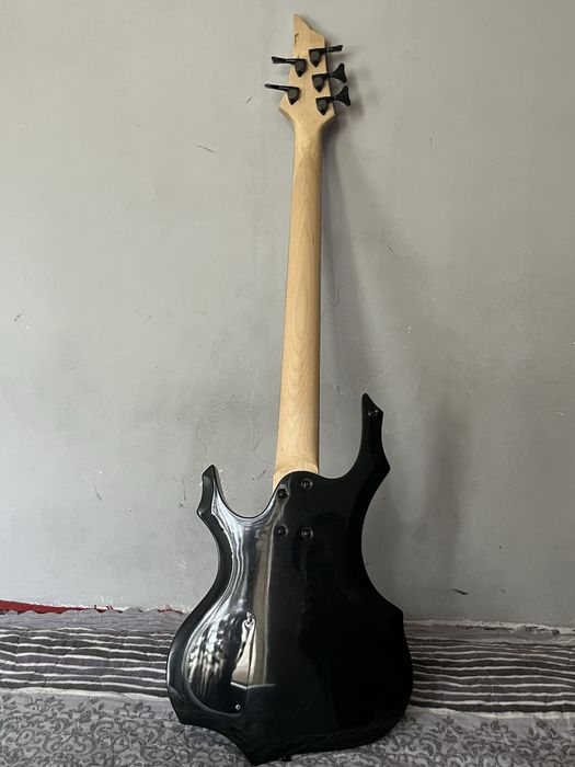 Bass gitara sotiladi
