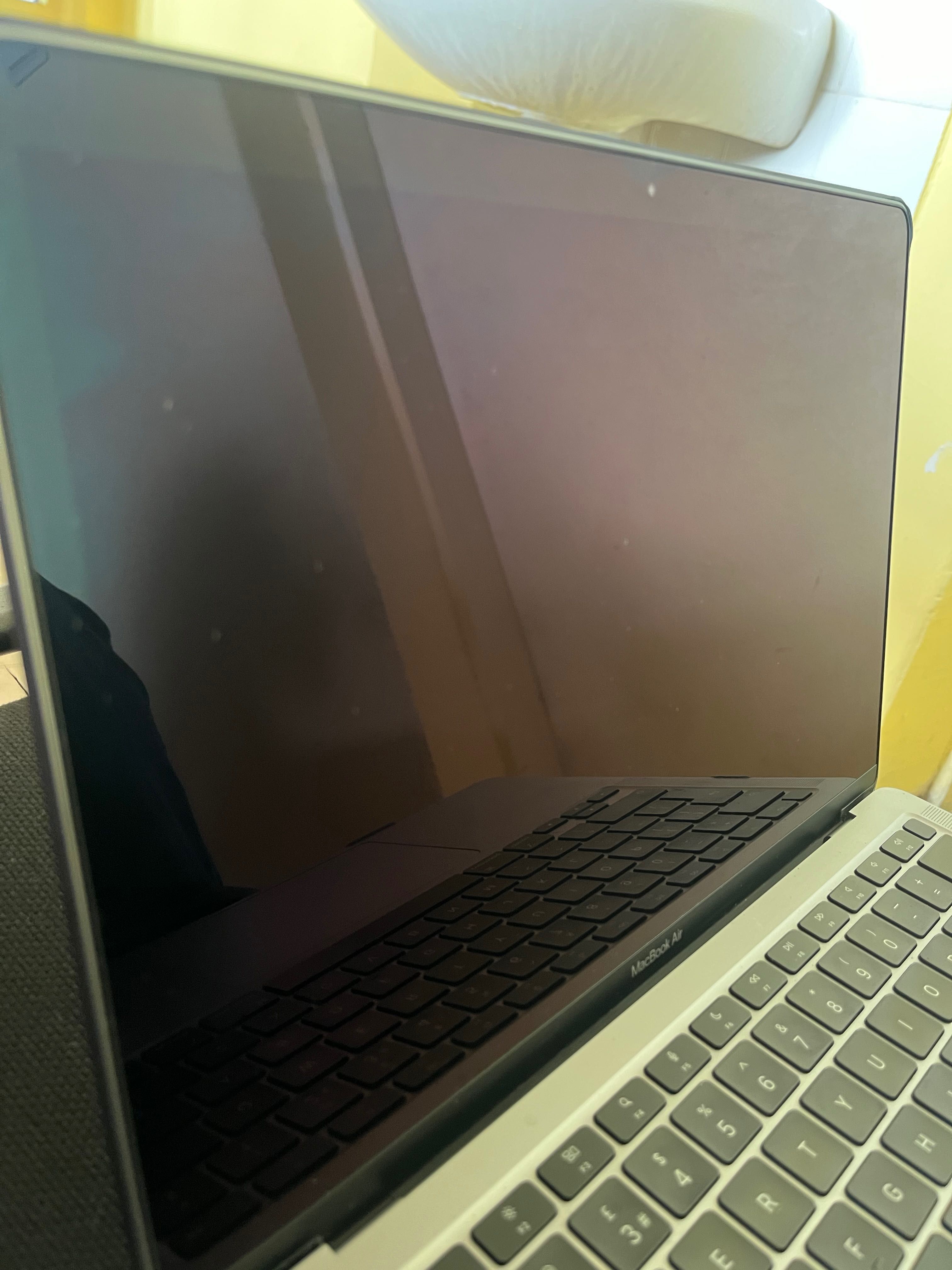 Apple MacBook Air 2020 M1 8/256 GB Bat 98%
