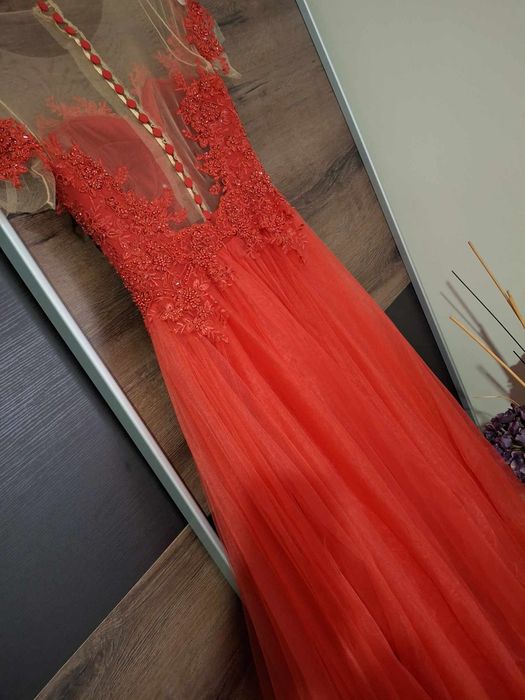 Червена рокля,обличана за 3 часа,в перфектно състояние