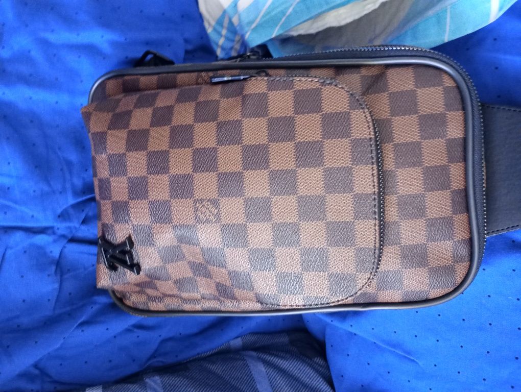 Geantă de umăr marca Louis Vuitton.