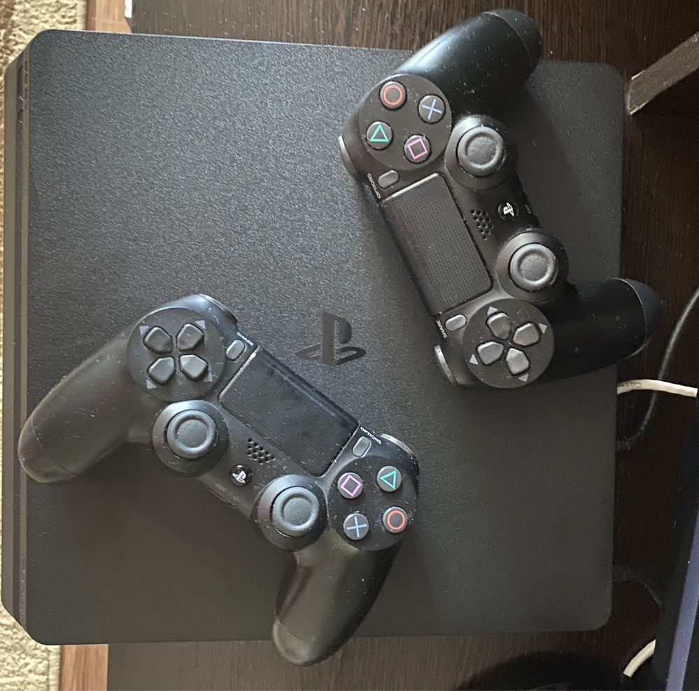 Продам приставку PS4+3 игры