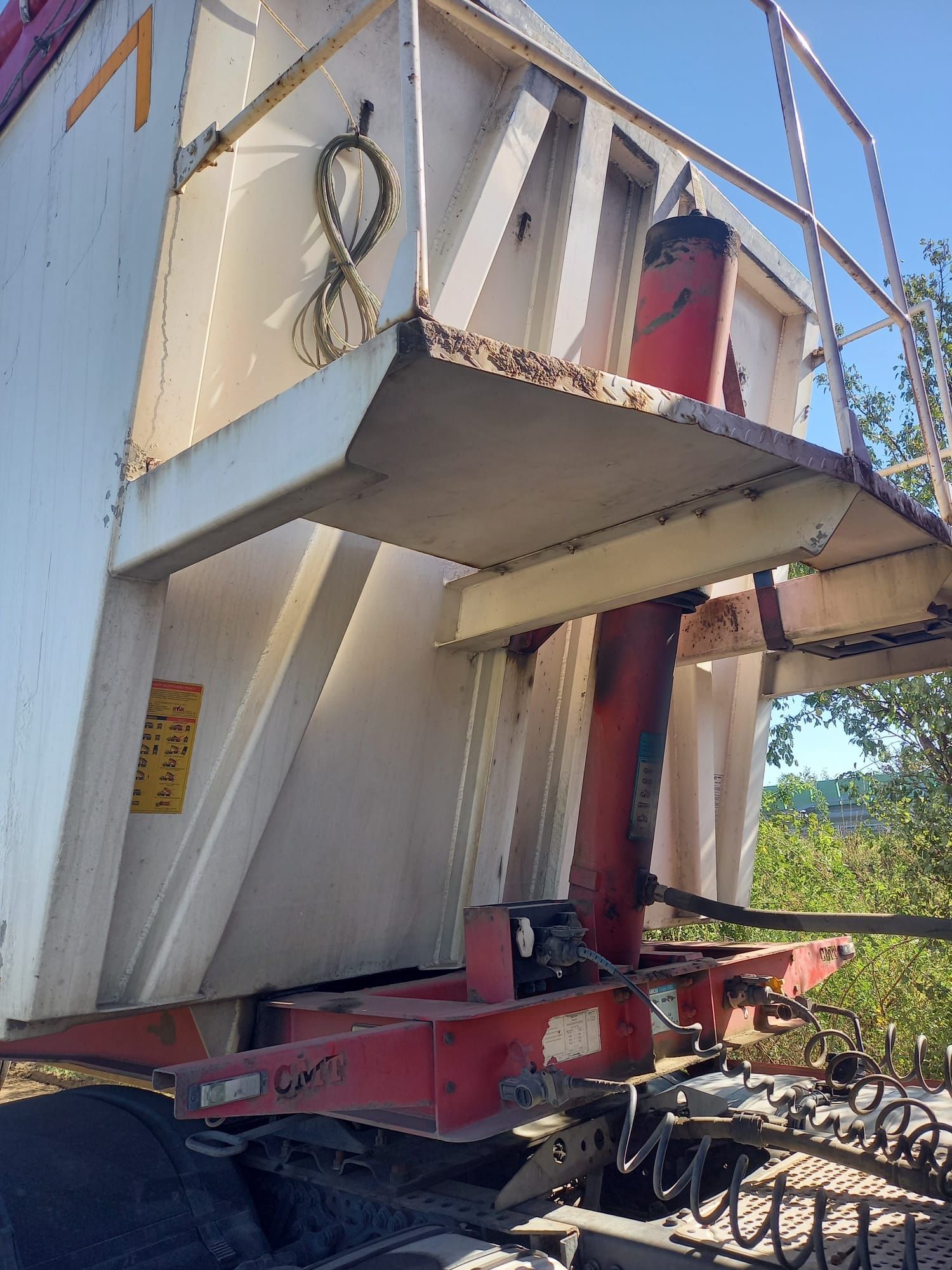 bena de cereale 60m3 semiremorca prelata  cap tractor