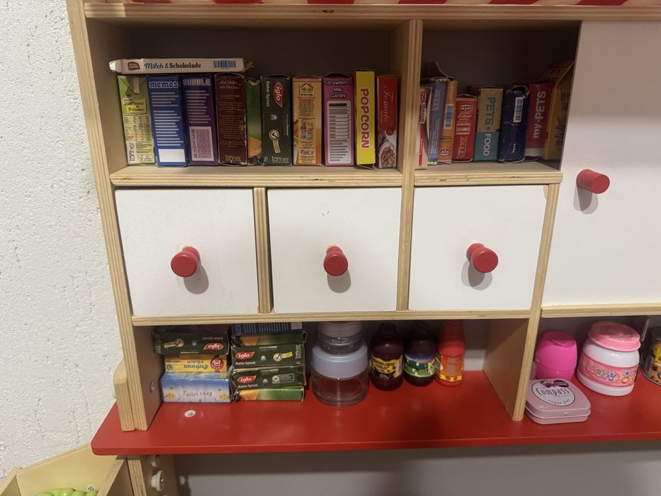 Дървен магазин с аксесоари