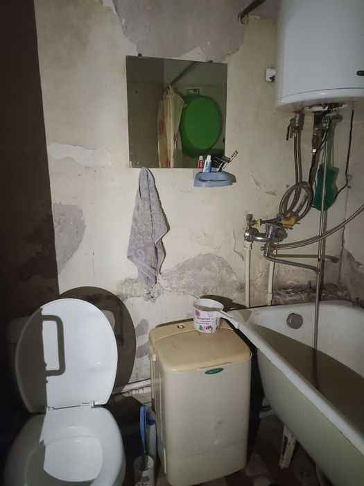 Продаётся 1ком кв в чирчике 4 мкн 4 этаж не далеко от дороги