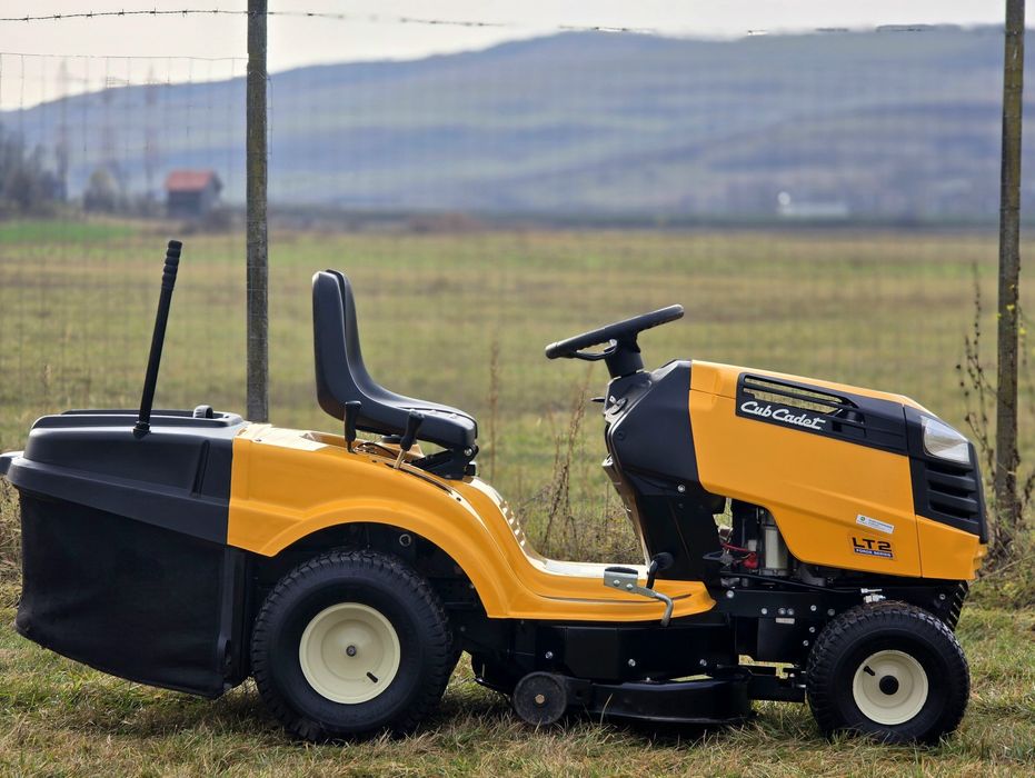 Tractoras gazon iarba Profesional CUB Cadet 2 cutite, impecabil ca nou