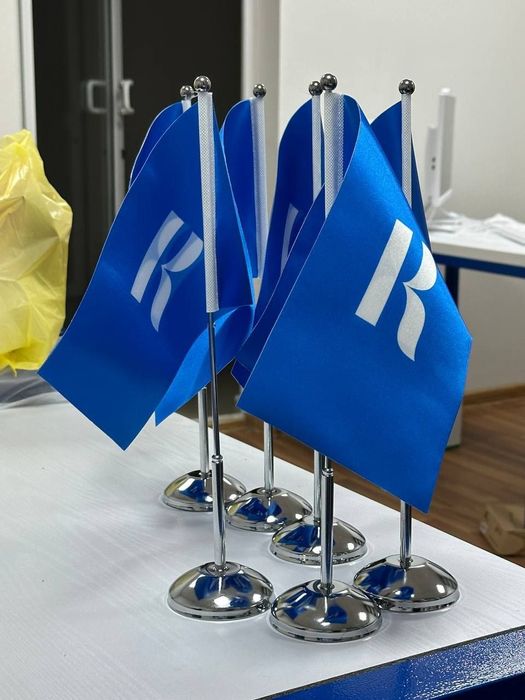 Bayroq nastolniy reklama poligrafiya brend