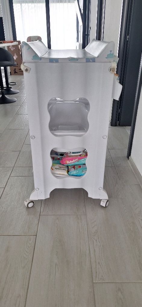 Vând masa de infasat cu vanita inclusa