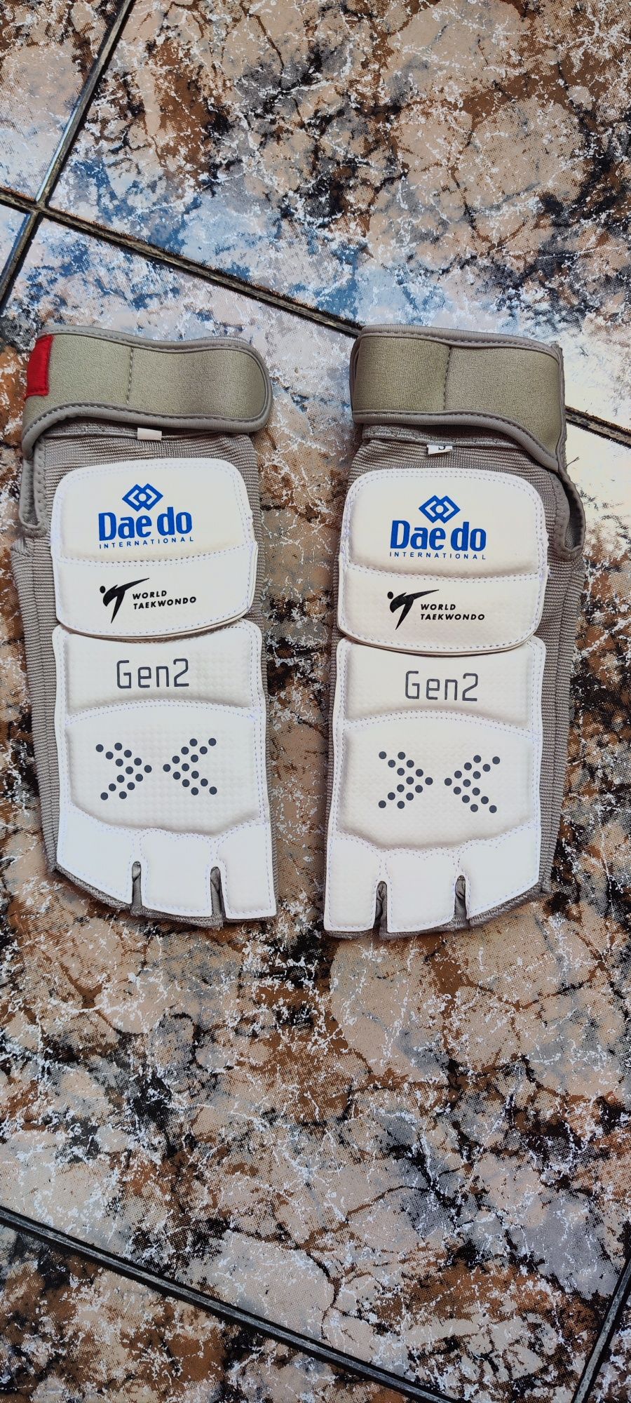 Електронни протектори за крака за Таекуондо
