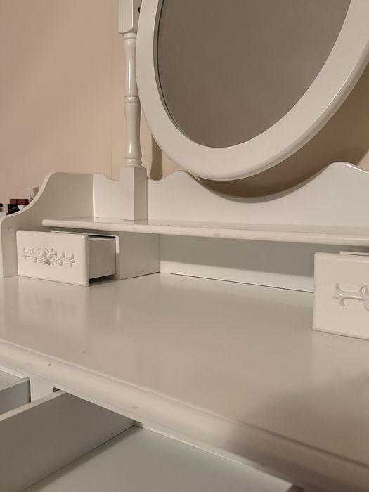 Masă de toaletă elegantă cu oglindă și scaun