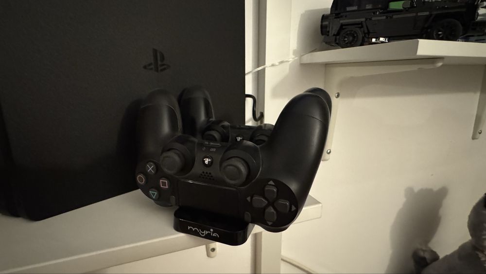 PlayStation 4 Slim + 2 controllere + stație încărcare + jocuri