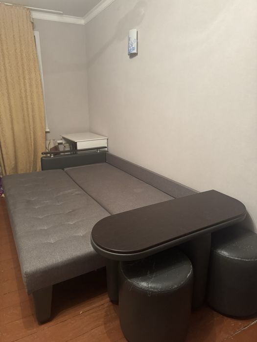 Диван с 2 пуфиками, внутри имеются ящики для вещей