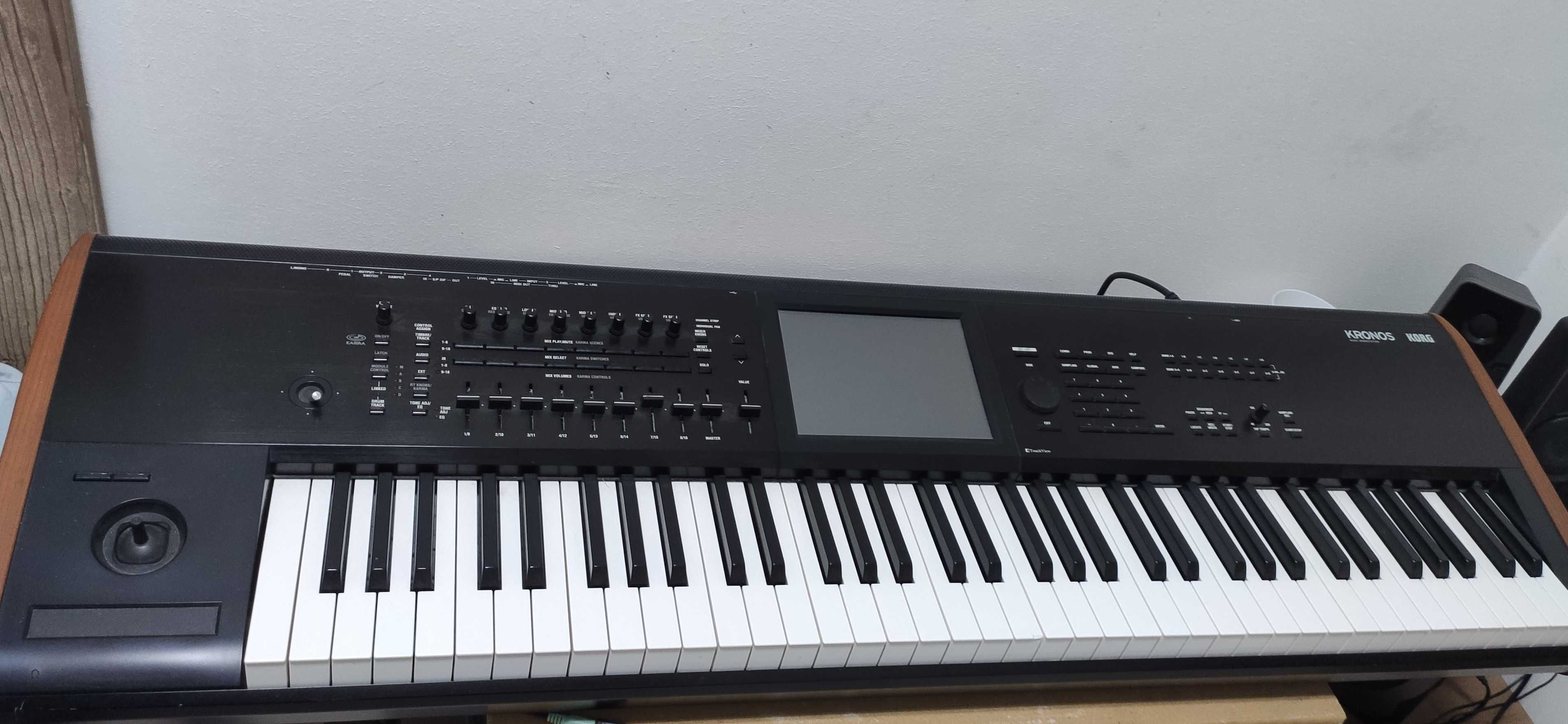 Vând Korg Kronos 2 ,73 clape,4 Gb,v.3.1.3