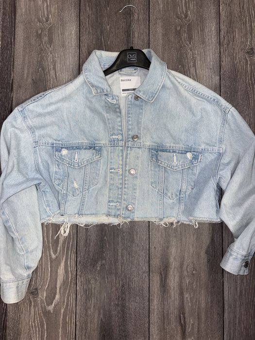 Късо дамско дънково яке на Bershka в отлично състояние