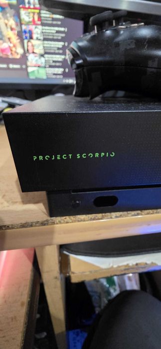 Xbox ONE X de 1 TB, Limited Edition SCORPIO
maneta originala