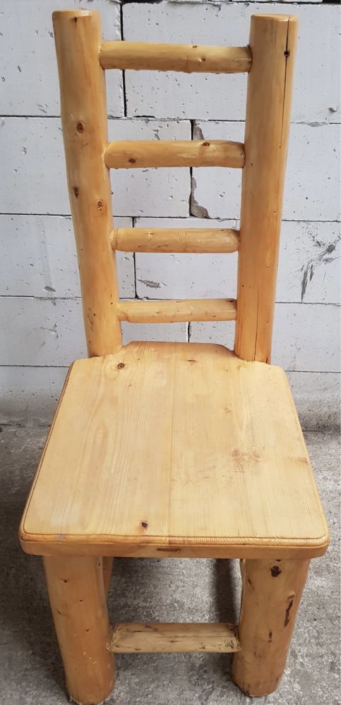 Mese și scaune rustice din lemn masiv