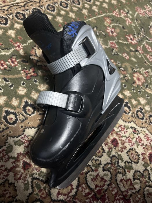 Продам коньки правый и левый размер 32-36