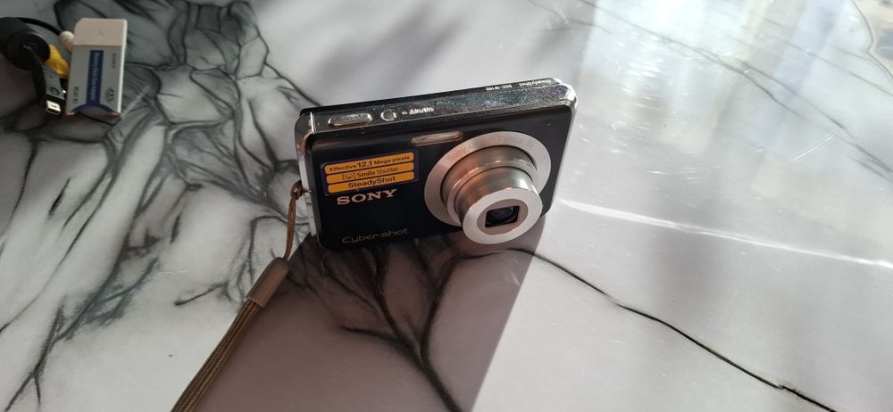 Цифровой фотоаппарат Sony