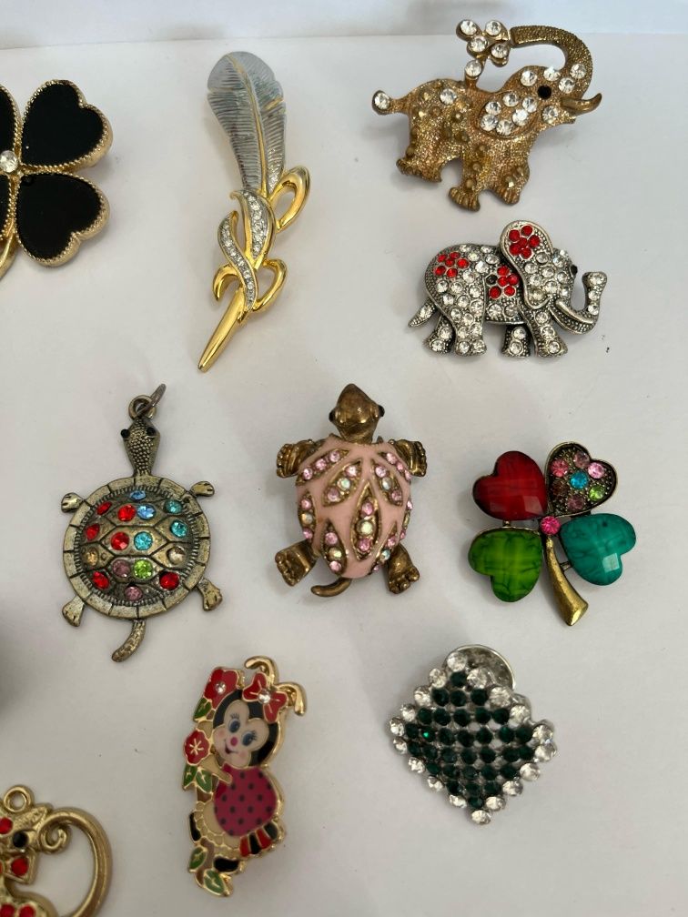 Lot bijuterii diverse 8 bratari, 20 de brose, cercei, pandative