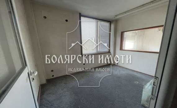 Етаж от административна сграда с 14 офиса