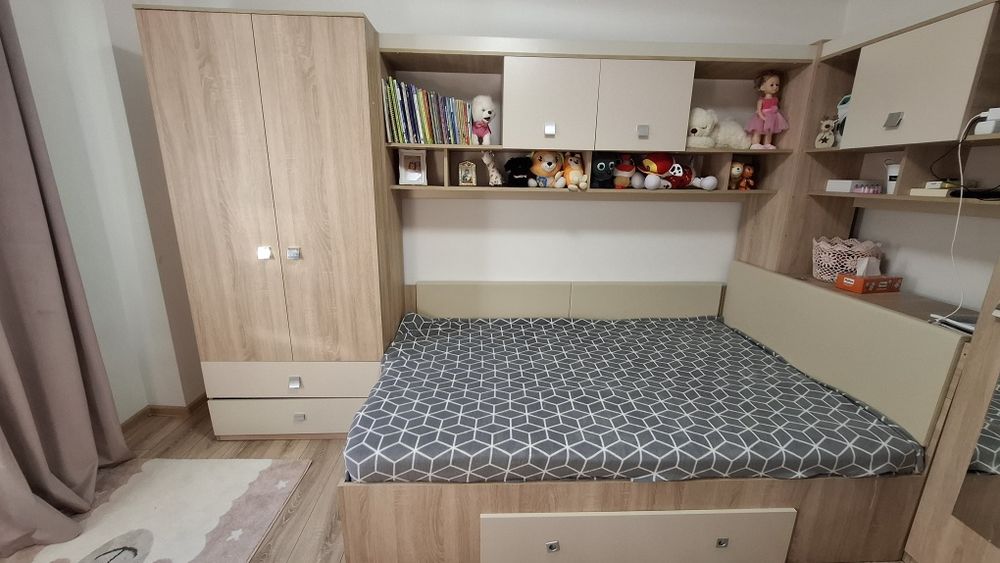Dormitor copii cu dulapuri si birou