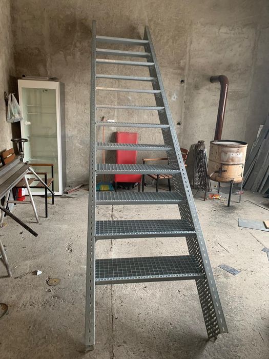 Scări metalice galvanizate la orice demisiune asiguram transport ori u