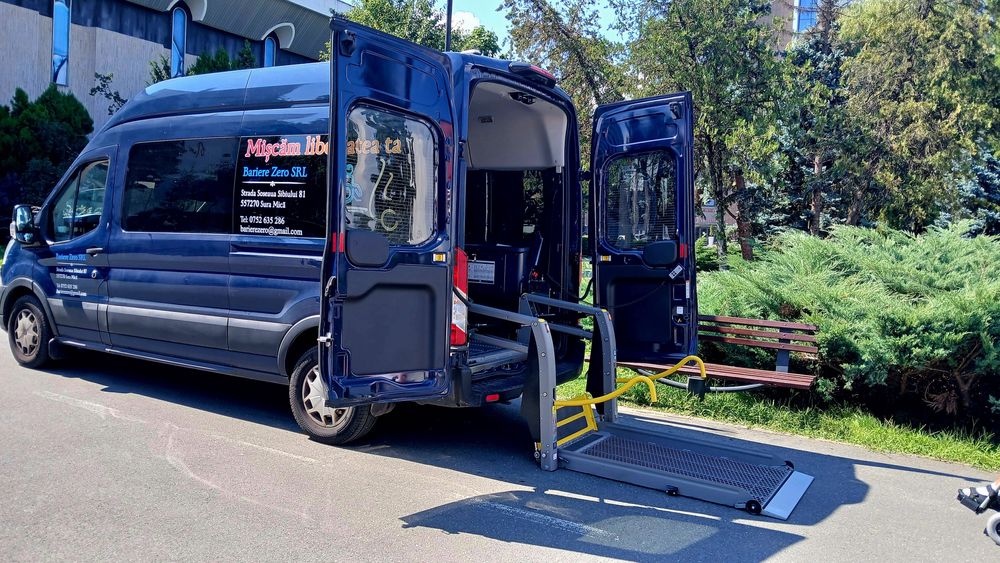 Transport adaptat pentru persoane cu dizabilități in scaune rulante.