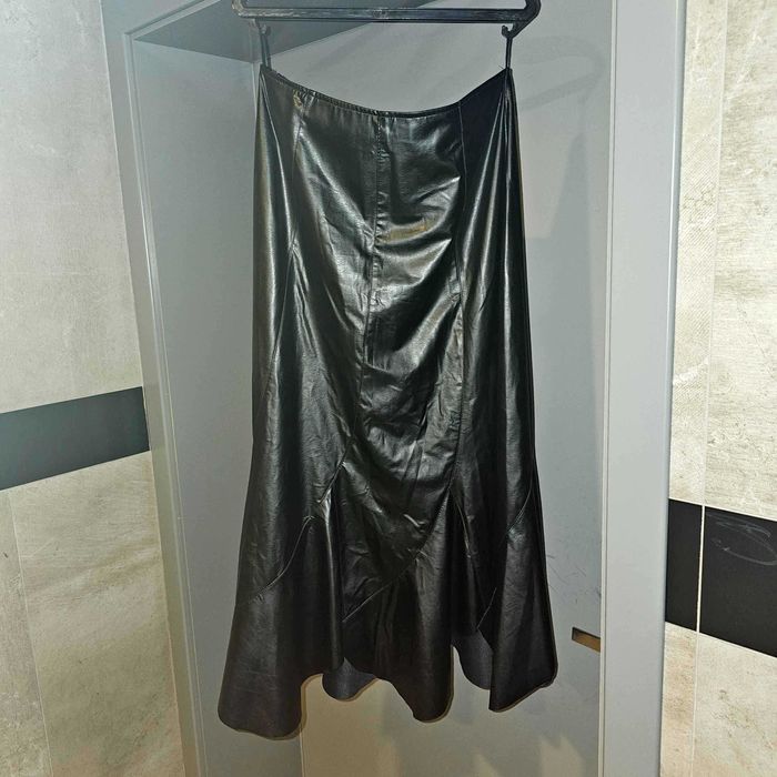 Чисто нова черна дълга лъскава кожена пола, размер "L"