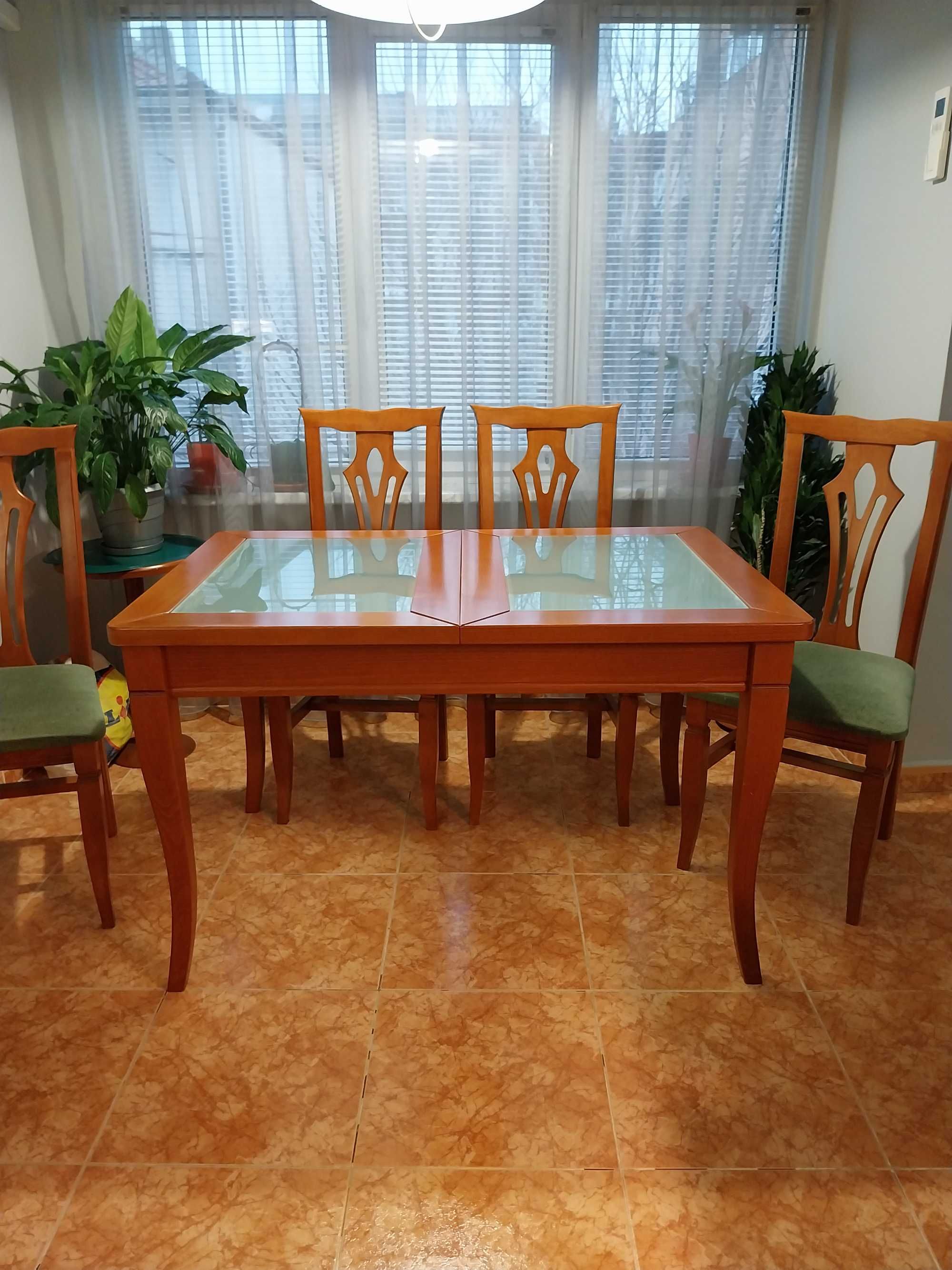 Продавам маса от масив /дъб/ .