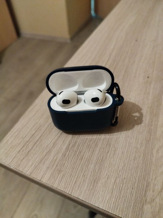 Продам айрподс оригинал в хорошем состоянии