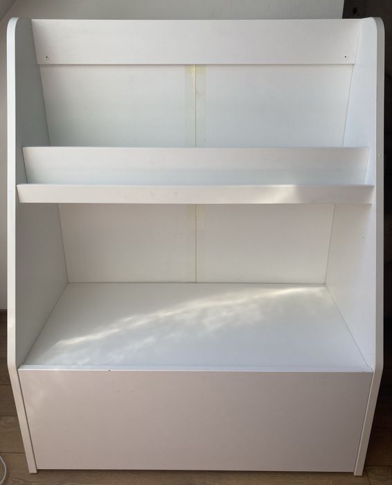 Поставка за книги с място за съхранение