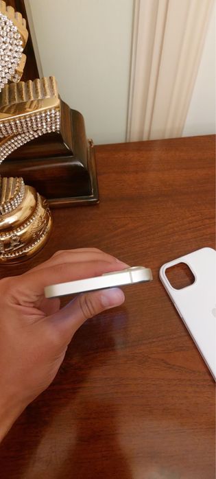 iPhone 13 Oq rang aybi rasimda