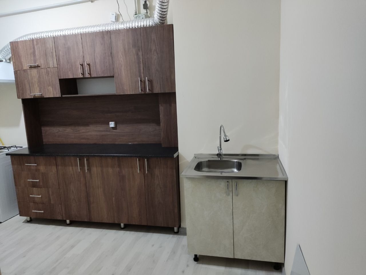 Yangi xayot Nur xayot 
1/8/10
300$ 
Pardasi bor Gilam Holodinik Kir mo