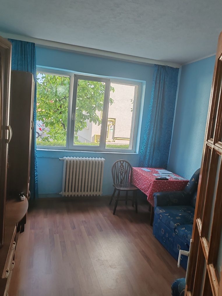 Închiriez camera cămin