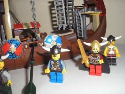 Lego Vikings - Viking Ship challenges the Midgard Serpent 7018 (cu cat