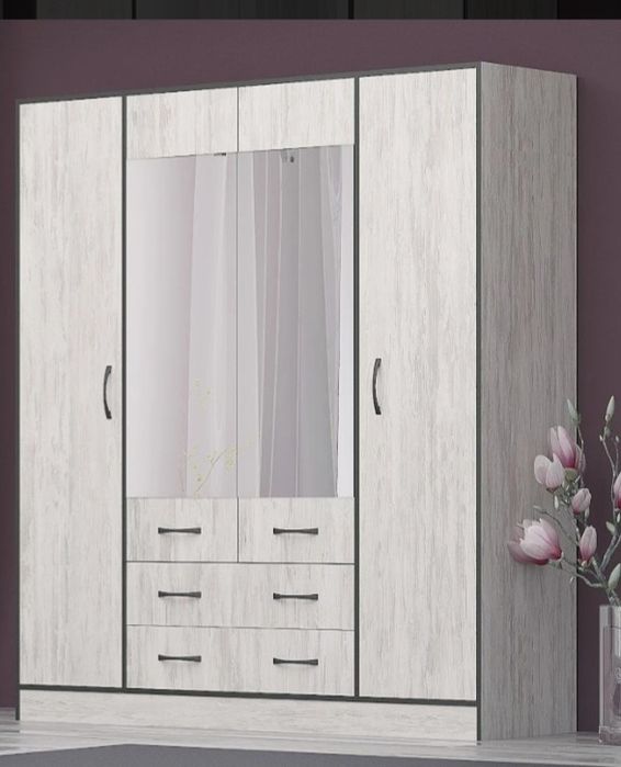 Продавам бял гардероб