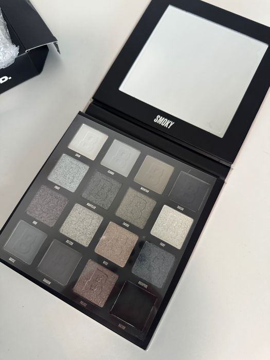 Beauty Bay Smoky 16 цвята палитра