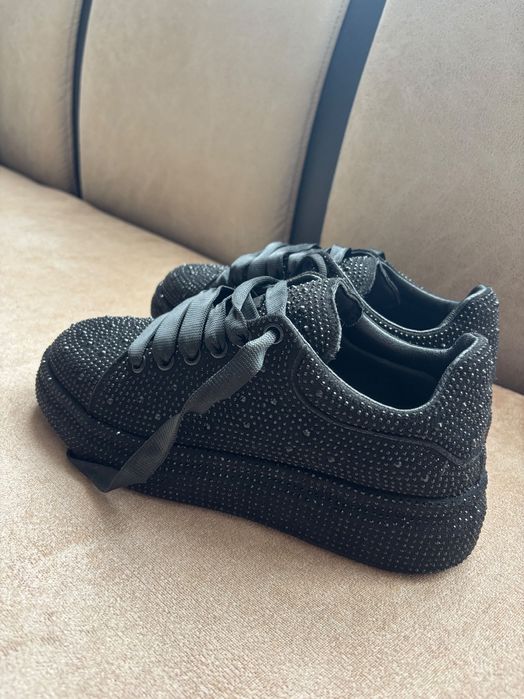 Чисто нови дамски маратонки с камъчета