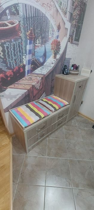 Продам тумбочку с седушкой в прихожую