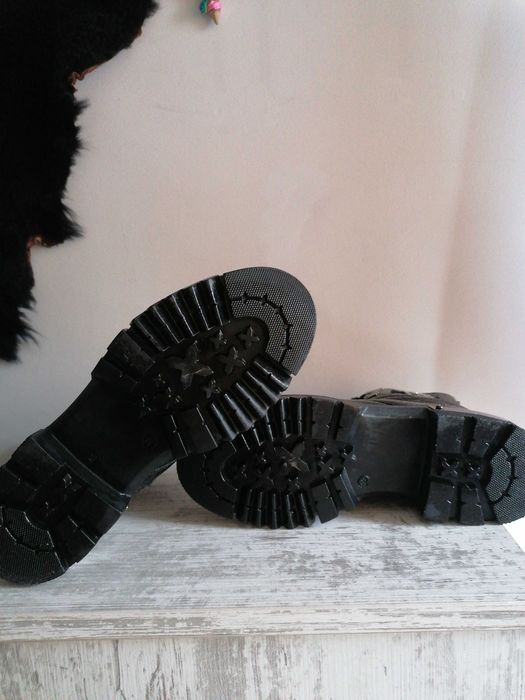 Дамски боти естествен лак с капси.