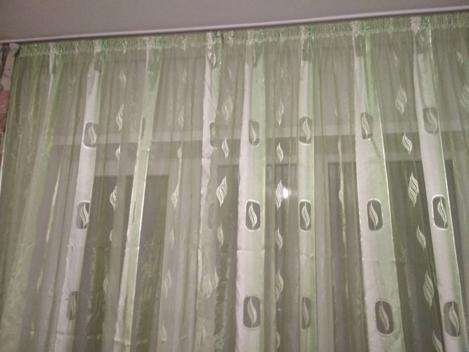Тюль. На окна светло зелёные.