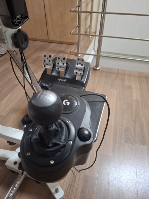 Volan Logitech si playseat Arozzi