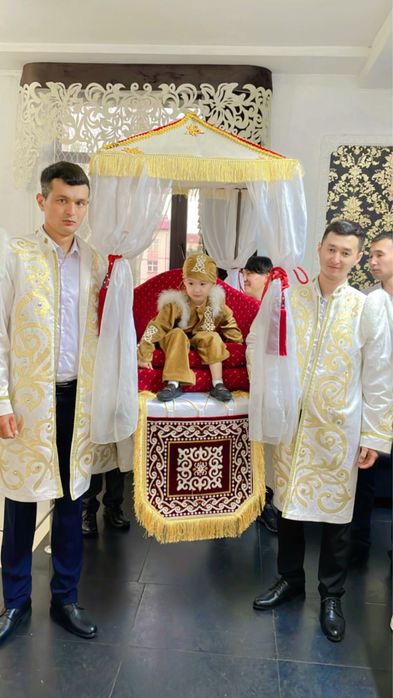 Трон на Тусау кесер и Сундет той