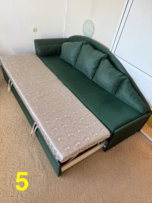 Диван, маса, микровълнова