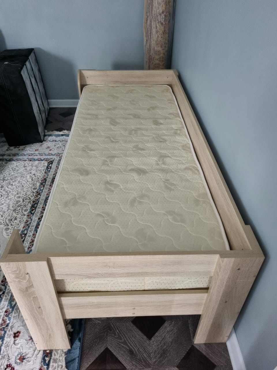 Кровать с матрасом 200×85  почти новая
