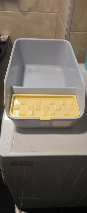 Лоток для кошек в отличном состоянии.