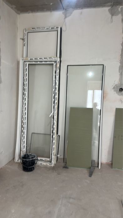 Продам балконную сткляную дверь и окно