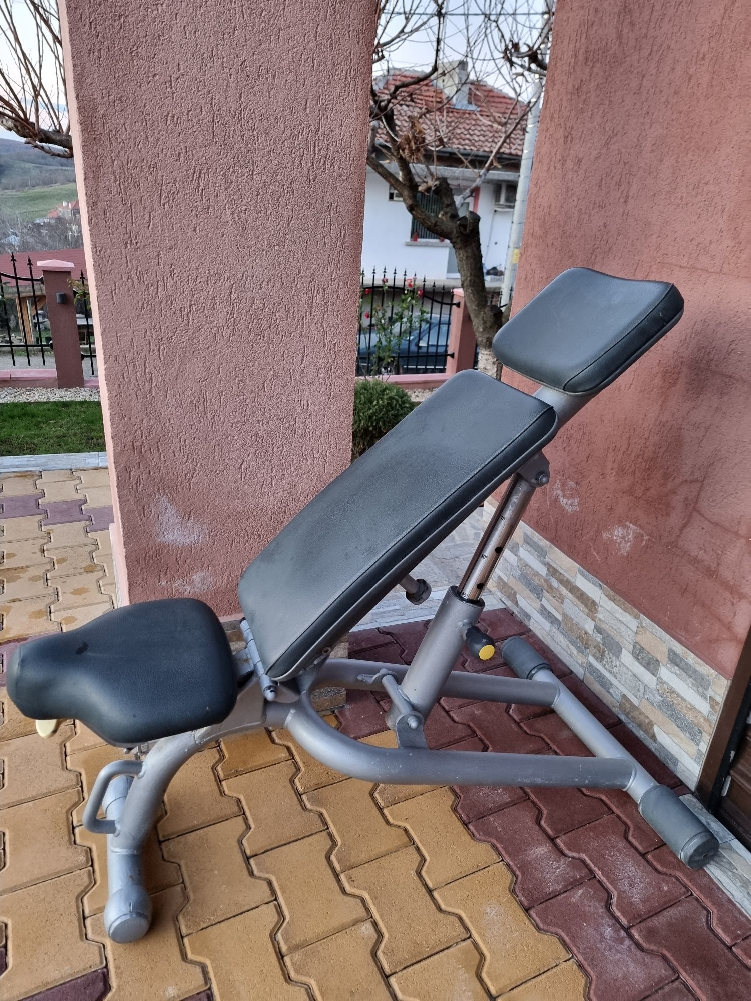 Регулируема лежанка Technogym Element+ Series
