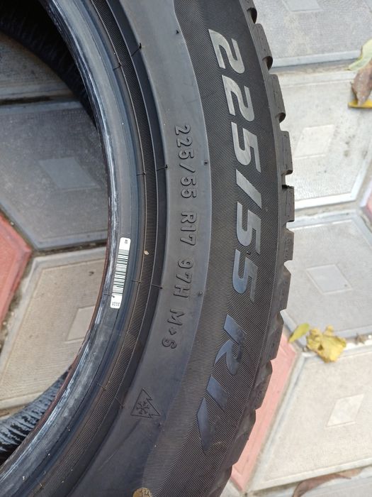 Vând 2 anvelope de iarna 225 55 r17 PIRELLI din 2023 rulate max 500 km