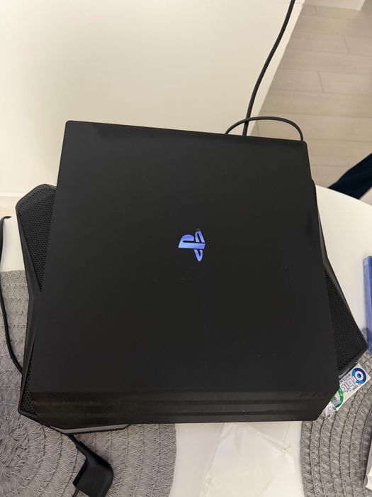 Vând PS4 PRO 1 TB