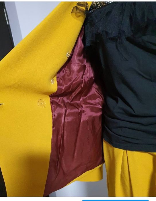 Costum model care avantajează orice silueta, elegant, nuanta deosebita